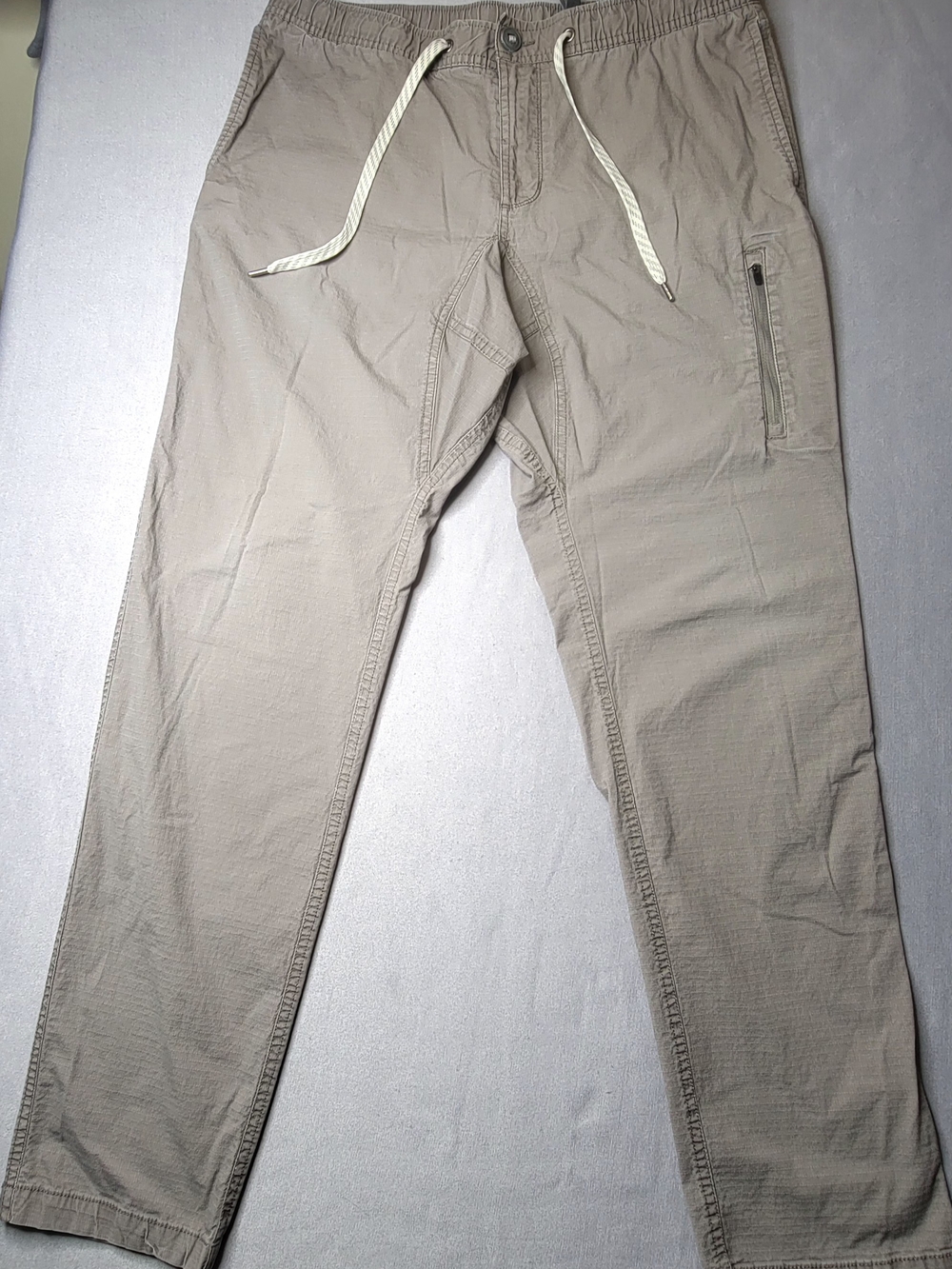 Vuori Men's Cargo Drawstring Pants in Light Taupe Size XL